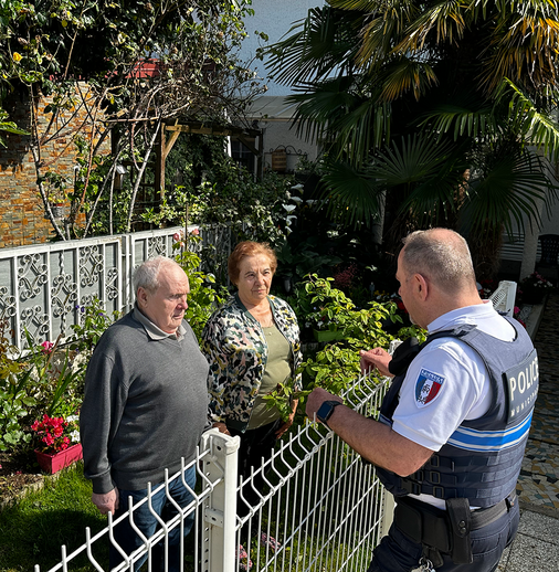 Un agent de la Police Municipale en patrouille dans un quartier au contact des habitants