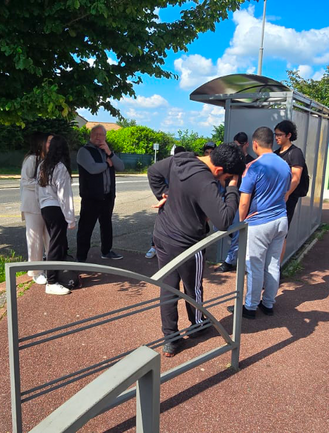 Animateur entain de faire de la médiation avec les jeunes